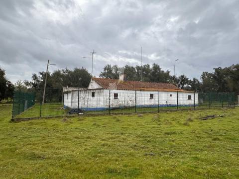 Monte alentejano com 12 hectares junto á barragem de fonte de cerne