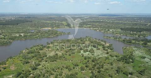 Monte alentejano com 12 hectares junto á barragem de fonte de cerne