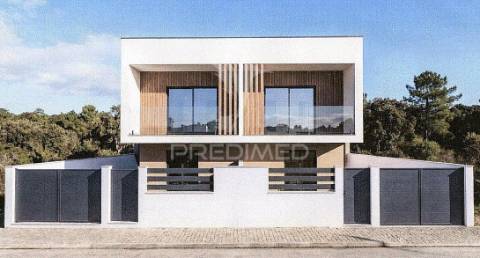 2 suítes (20,31 e 17,51m2), churrasqueira, sala c/ excelente exposição solar