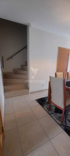 Moradia t2 com piscina, garagem e totalmente equipada – pronta a habitar