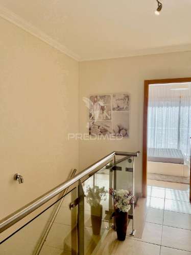 Moradia t2 com piscina, garagem e totalmente equipada – pronta a habitar