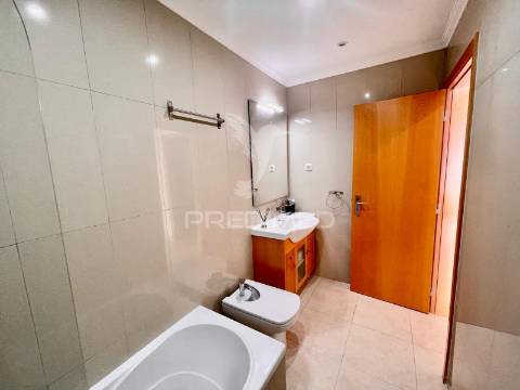 Moradia t2 com piscina, garagem e totalmente equipada – pronta a habitar