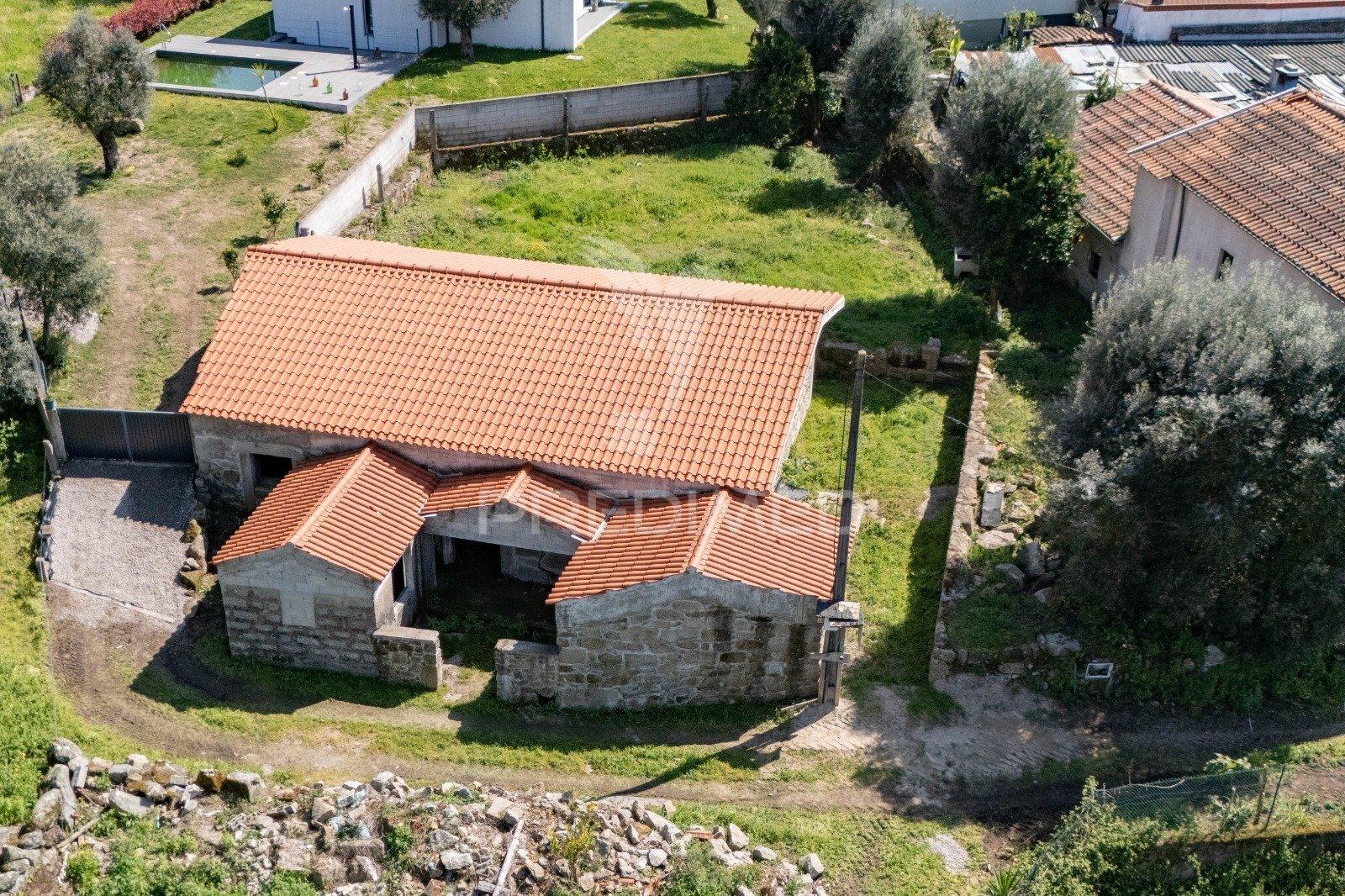 Moradia térrea em pedra t3 — estrutura completa em pousada (600 m²) — licença cm braga