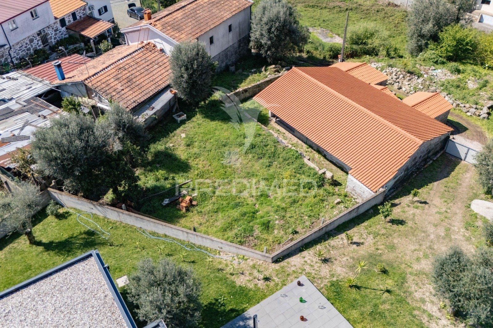 Moradia térrea em pedra t3 — estrutura completa em pousada (600 m²) — licença cm braga