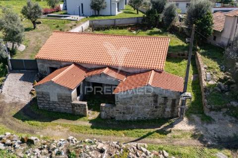 Moradia térrea em pedra t3 — estrutura completa em pousada (600 m²) — licença cm braga