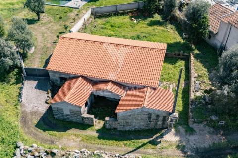 Moradia térrea em pedra t3 — estrutura completa em pousada (600 m²) — licença cm braga