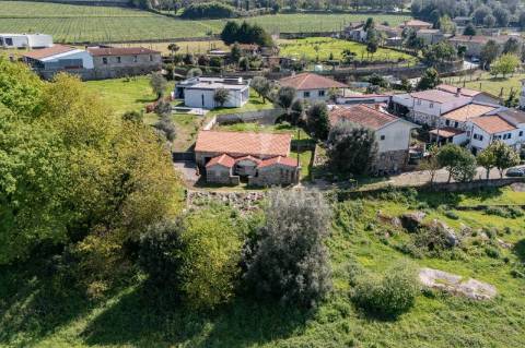 Moradia térrea em pedra t3 — estrutura completa em pousada (600 m²) — licença cm braga