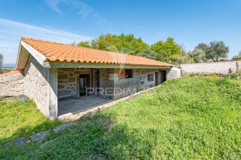 Moradia térrea em pedra t3 — estrutura completa em pousada (600 m²) — licença cm braga