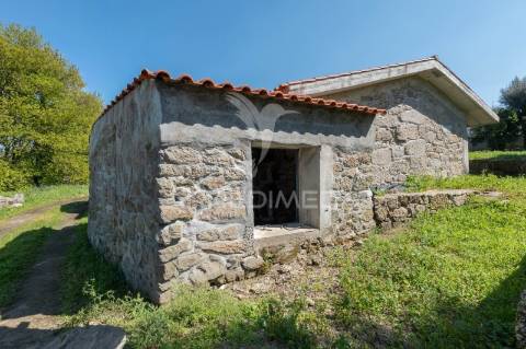 Moradia térrea em pedra t3 — estrutura completa em pousada (600 m²) — licença cm braga