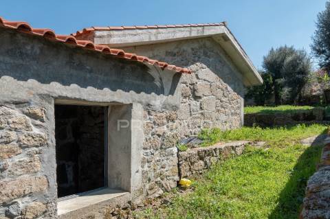 Moradia térrea em pedra t3 — estrutura completa em pousada (600 m²) — licença cm braga