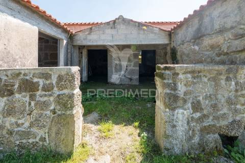 Moradia térrea em pedra t3 — estrutura completa em pousada (600 m²) — licença cm braga