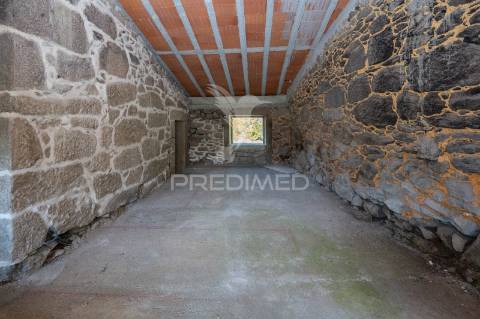 Moradia térrea em pedra t3 — estrutura completa em pousada (600 m²) — licença cm braga