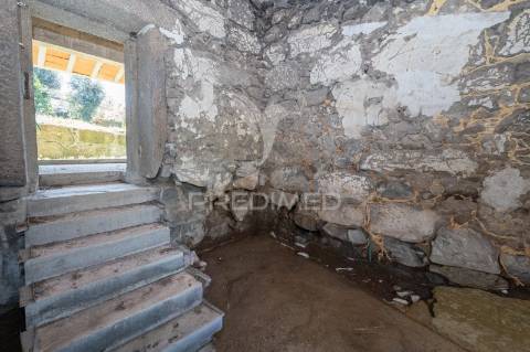 Moradia térrea em pedra t3 — estrutura completa em pousada (600 m²) — licença cm braga