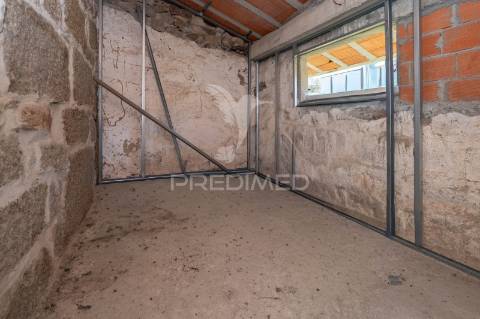 Moradia térrea em pedra t3 — estrutura completa em pousada (600 m²) — licença cm braga