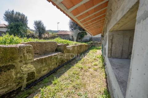 Moradia térrea em pedra t3 — estrutura completa em pousada (600 m²) — licença cm braga