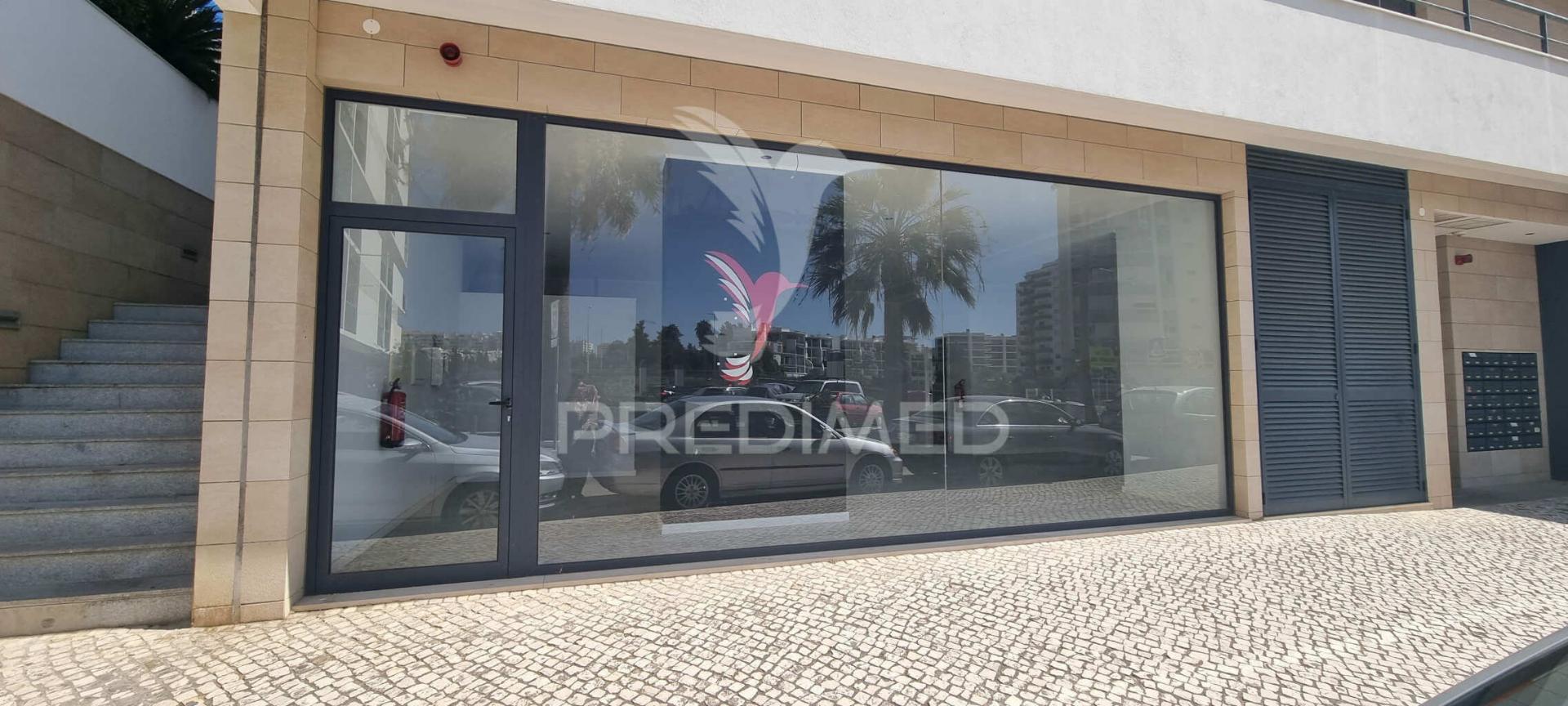 Loja na 2ª linha da praia da rocha, pronta a utilizar