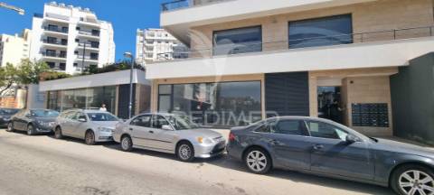 Loja na 2ª linha da praia da rocha, pronta a utilizar