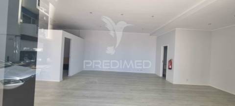 Loja na 2ª linha da praia da rocha, pronta a utilizar