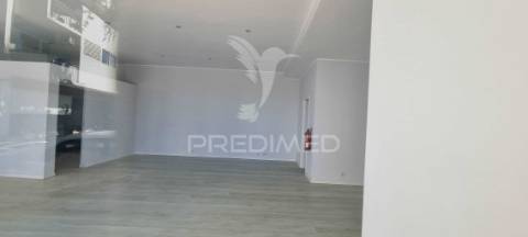 Loja na 2ª linha da praia da rocha, pronta a utilizar