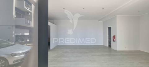 Loja na 2ª linha da praia da rocha, pronta a utilizar