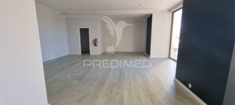 Loja na 2ª linha da praia da rocha, pronta a utilizar