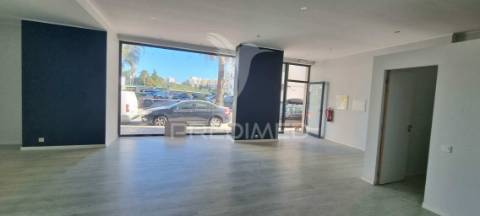 Loja na 2ª linha da praia da rocha, pronta a utilizar