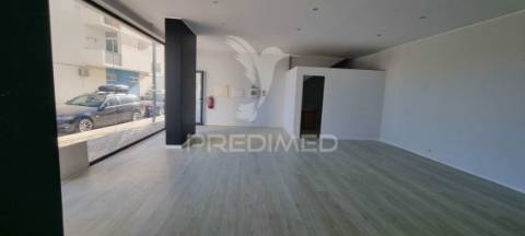 Loja na 2ª linha da praia da rocha, pronta a utilizar