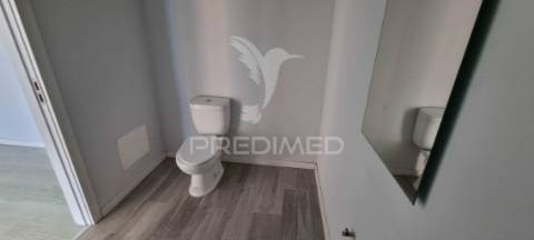 Loja na 2ª linha da praia da rocha, pronta a utilizar