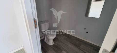 Loja na 2ª linha da praia da rocha, pronta a utilizar