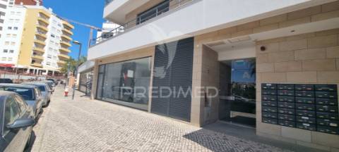 Loja na 2ª linha da praia da rocha, pronta a utilizar