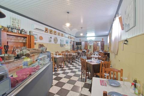 Moradia com espaço comercial no coração de são mateus – vista mar deslumbrante