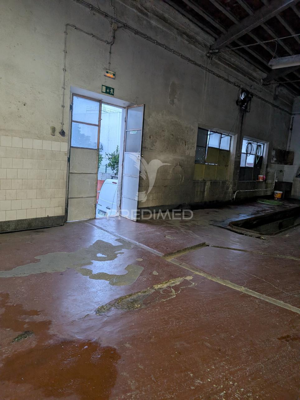 Armazém no centro da vila de mora