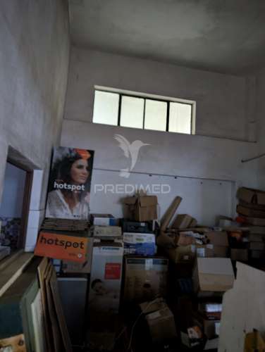 Armazém no centro da vila de mora