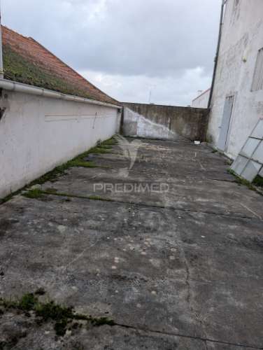 Armazém no centro da vila de mora