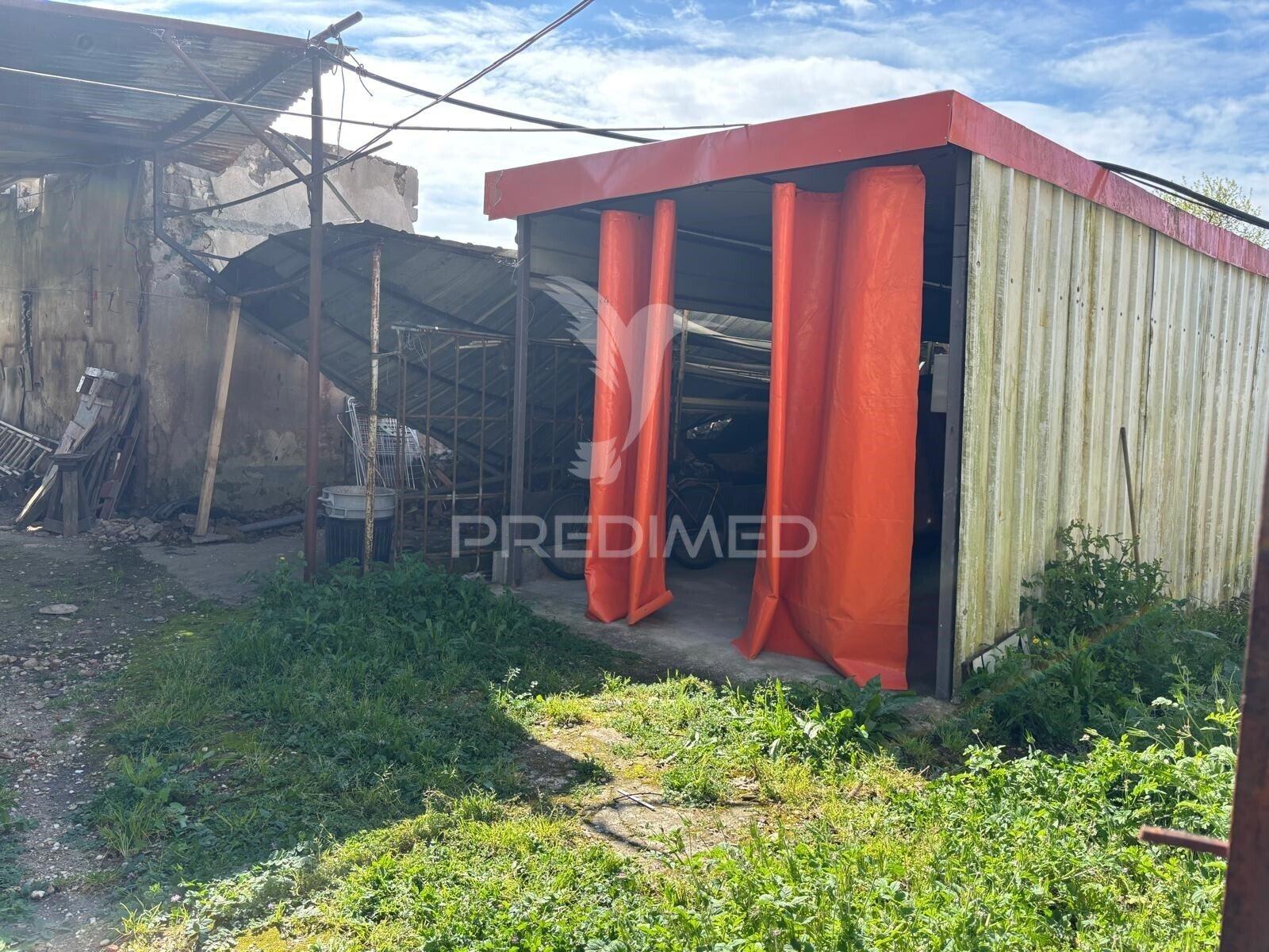 Terreno misto com possibilidade de construção