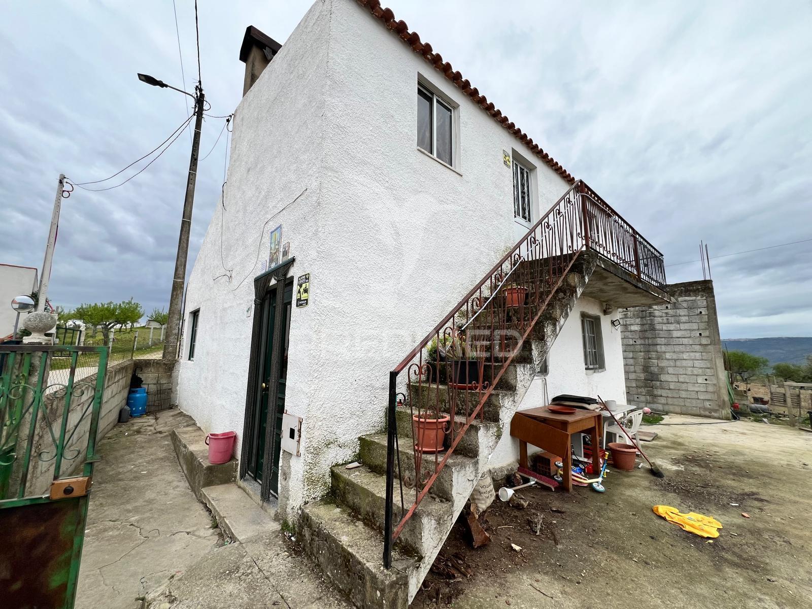 Moradia com terreno em sequeiros – a poucos minutos de torre de moncorvo