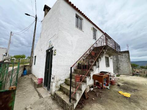 Moradia com terreno em sequeiros – a poucos minutos de torre de moncorvo