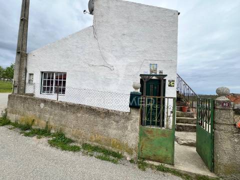 Moradia com terreno em sequeiros – a poucos minutos de torre de moncorvo