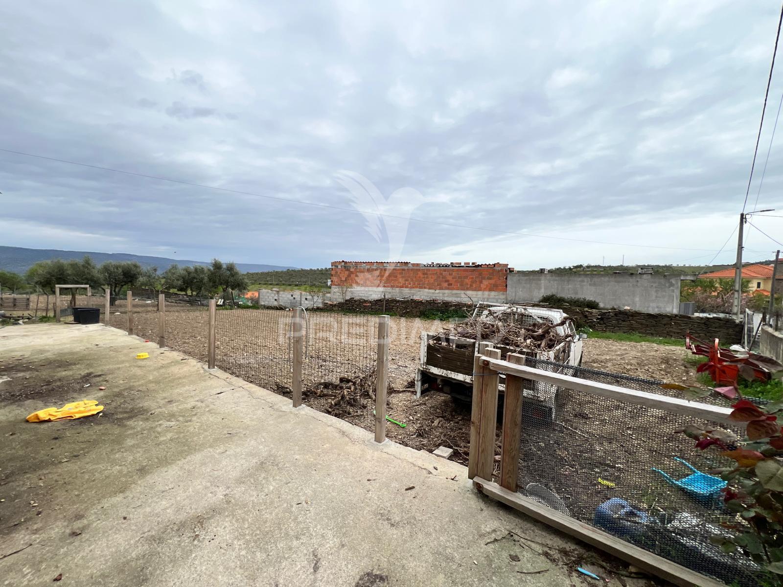 Moradia com terreno em sequeiros – a poucos minutos de torre de moncorvo