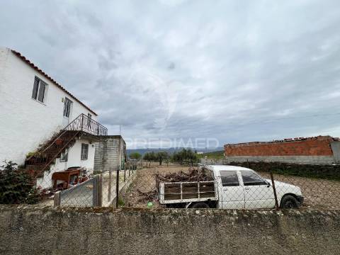 Moradia com terreno em sequeiros – a poucos minutos de torre de moncorvo