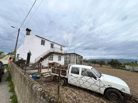 Moradia com terreno em sequeiros – a poucos minutos de torre de moncorvo
