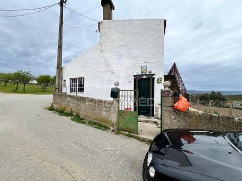 Moradia com terreno em sequeiros – a poucos minutos de torre de moncorvo