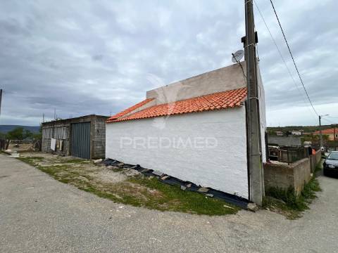 Moradia com terreno em sequeiros – a poucos minutos de torre de moncorvo