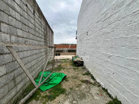 Moradia com terreno em sequeiros – a poucos minutos de torre de moncorvo