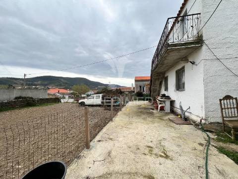Moradia com terreno em sequeiros – a poucos minutos de torre de moncorvo