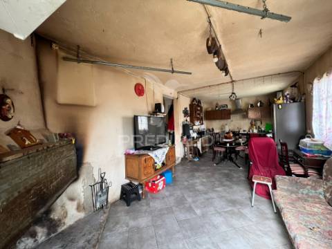 Moradia com terreno em sequeiros – a poucos minutos de torre de moncorvo