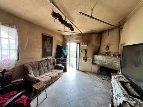 Moradia com terreno em sequeiros – a poucos minutos de torre de moncorvo