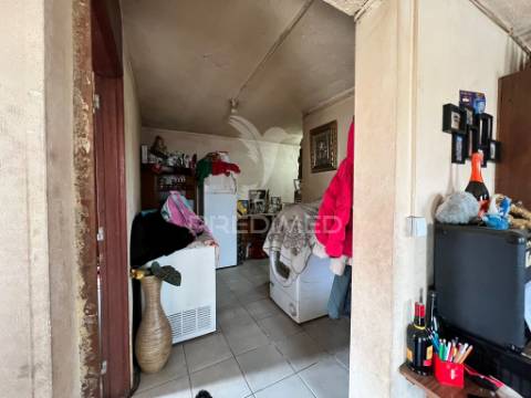 Moradia com terreno em sequeiros – a poucos minutos de torre de moncorvo