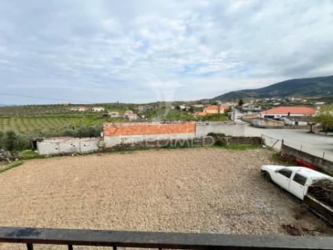 Moradia com terreno em sequeiros – a poucos minutos de torre de moncorvo