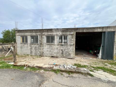 Moradia com terreno em sequeiros – a poucos minutos de torre de moncorvo